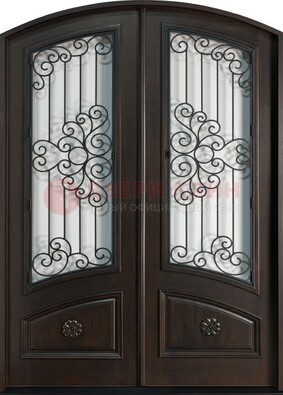 Арочная дверь со стеклом и ковкой ДА-33 в загородный дом в Кирове