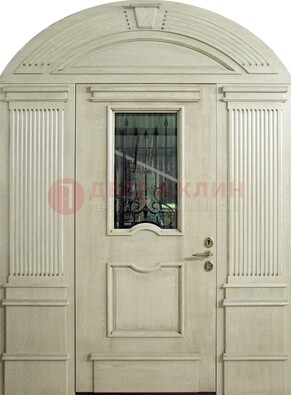 Белая входная дверь массив со стеклом и ковкой ДА-49 в Кирове