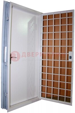 Белая стальная бронированная дверь с нитроэмалью ДБ-7 в Кирове