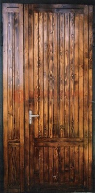Коричневая металлическая дверь с евровагонкой ДЕ-10 в Кирове
