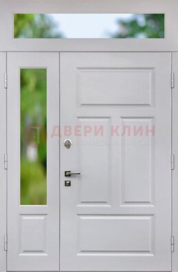 Белая полуторная железная дверь со стеклом и фрамугами ДФГ-10 в Кирове