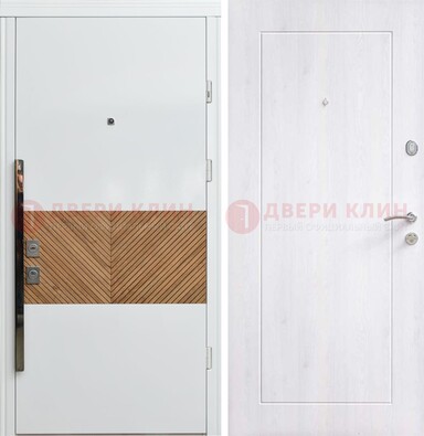 Белая железная дверь МДФ горизонтальной вставкой ДМ-265 в Кирове
