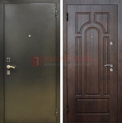 Железная темно-серая дверь с порошковым напылением и МДФ Тисненый орех ДП-275 в Кирове