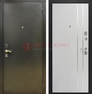 Железная темная дверь с порошковым покрытием и белая МДФ с молдингами  ДП-296 в Кирове
