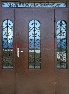 Железная парадная дверь со стеклом и ковкой ДПР-16 для общественных зданий в Рузе