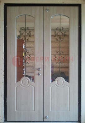 Парадная дверь со стеклянными вставками и ковкой ДПР-23 в деревянный дом в Кирове