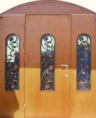 Парадная дверь со стеклянными вставками и ковкой ДПР-28 в общественное здание в Кирове