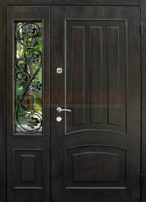 Парадная дверь со стеклянными вставками и ковкой ДПР-31 в кирпичный дом в Кирове