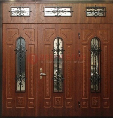 Парадная дверь с металлическими вставками и ковкой ДПР-72 в дом в Кирове