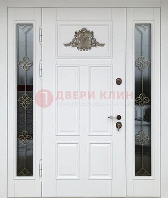 Белая входная парадная дверь со стеклом и ковкой ДПР-92 в Кирове