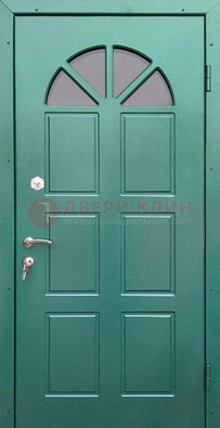 Зеленая стальная дверь со стеклом для дома ДС-28 в Кирове