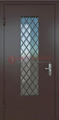 Темная металлическая дверь с решеткой и стеклом ДС-7 в Кирове