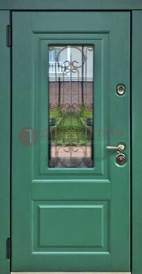 Зеленая металлическая дверь со стеклом и ковкой ДСК-113 в Кирове
