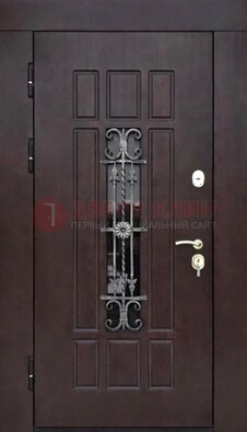 Коричневая уличная дверь со стеклом и ковкой ДСК-114 в Кирове