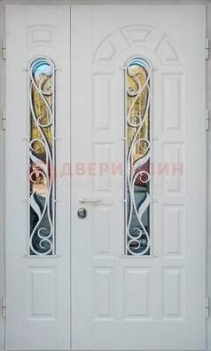 Распашная стальная дверь со стеклом и ковкой в белом цвете ДСК-120 в Кирове