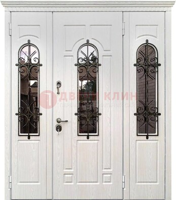 Белая распашная стальная дверь со стеклом и ковкой ДСК-125 в Кирове