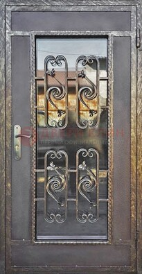 Коричневая наружная дверь порошок со стеклом и ковкой ДСК-160 в Кирове