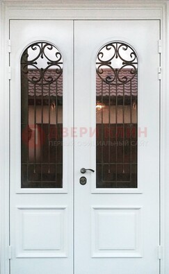Белая стальная дверь стекло с ковкой и филенкой ДСК-201 в Кирове