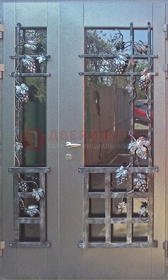 Распашная уличная дверь Порошок со стеклом и ковкой ДСК-221 в Кирове