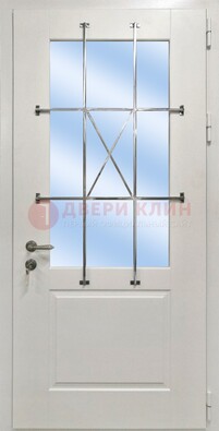 Белая простая железная дверь Винорит со стеклом и ковкой ДСК-257 в Кирове