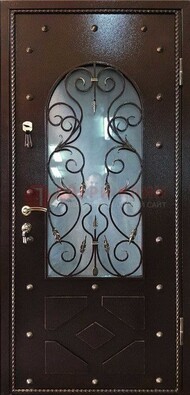 Влагостойкая дверь со стеклом и ковкой с декором ДСК-37 в Кирове