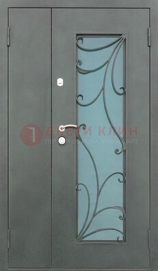 Двухстворчатая железная дверь со стеклом и ковкой ДСК-40 в Кирове
