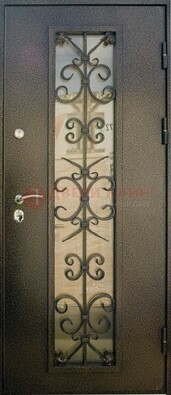 Входная дверь Дверь со стеклом и ковкой черного цвета ДСК-76 для веранды в Кирове