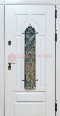 Белая остекленная металлическая дверь с ковкой ДСК-98 в Кирове