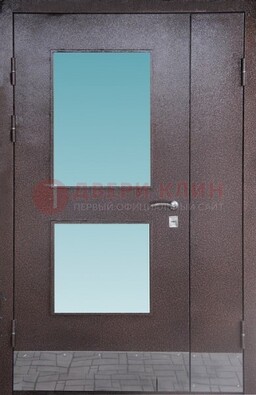 Коричневая тамбурная дверь со стеклянными вставками ДТМ-21 в Кудрово