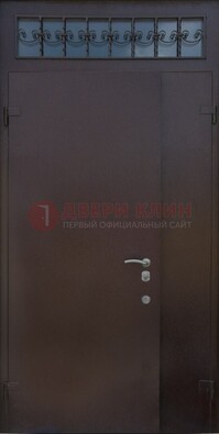 Коричневая тамбурная дверь со стеклянными вставками и ковкой ДТМ-39 в Кирове