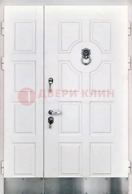 Белая входная дверь с виноритом ДВТ-246 в Кирове
