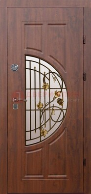 Стальная коричневая дверь с виноритом и ковкой ДВТ-82 в Кирове