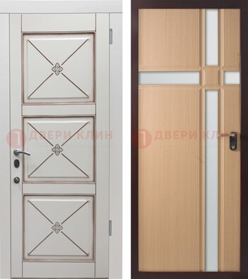 Белая уличная дверь с зеркальными вставками внутри ДЗ-94 в Кирове
