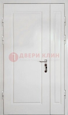 Полуторная металлическая дверь с МДФ в белом цвете ПЛ-24 в Кирове