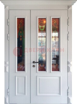 Белая полуторная металлическая дверь с витражом ВЖ-12 в Кирове
