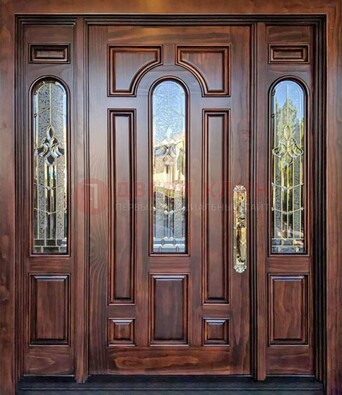 Железная классическая дверь с массивом дуба и витражом ВЖ-18 в Кирове