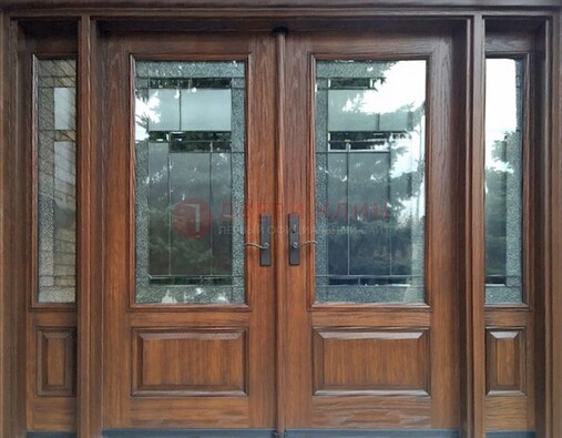 Распашная стальная дверь с массивом с витражом и фрамугами ВЖ-21 в Кирове