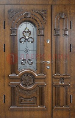 Коричневая двухстворчатая железная дверь с МДФ и витражом ВЖ-32 в Кирове