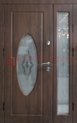 Коричневая двухстворчатая железная дверь с МДФ и витражом ВЖ-33 в Кирове