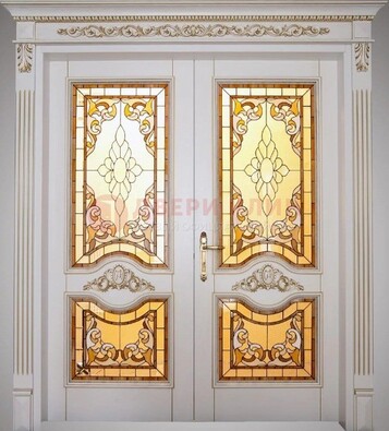 Белая металлическая дверь с витражом и отделкой массив ВЖ-4 в Кирове